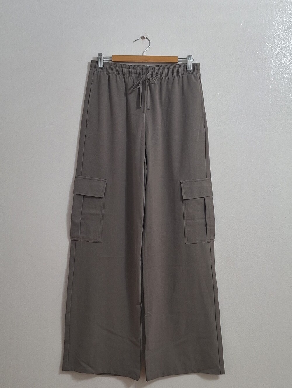 NWT stradivarius Wide-Leg Cargo Pants in Taupe